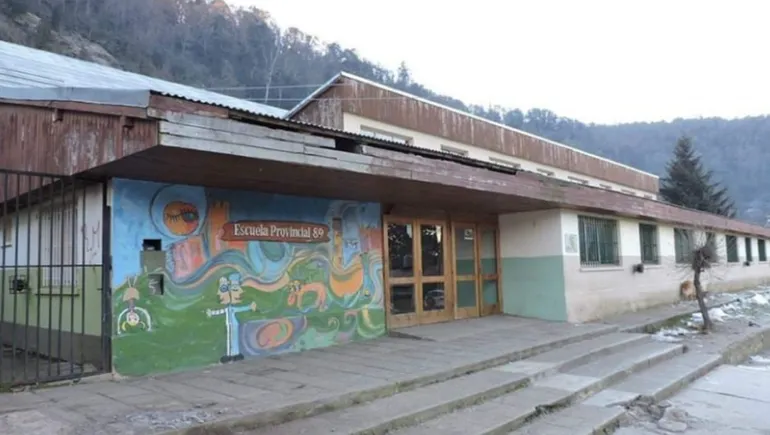 Lee más sobre el artículo Directora de la Escuela 89 de San Martín de los Andes impide que una alumna mapuce lleve la wenufoye en un acto escolar