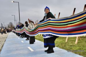 Lee más sobre el artículo Tejedoras mapuce baten el record mundial con un tejido de 1 kilómetro de largo